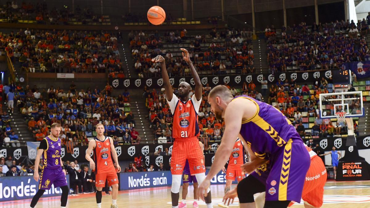 Ilimane Diop lanza a canasta contra el Palencia.