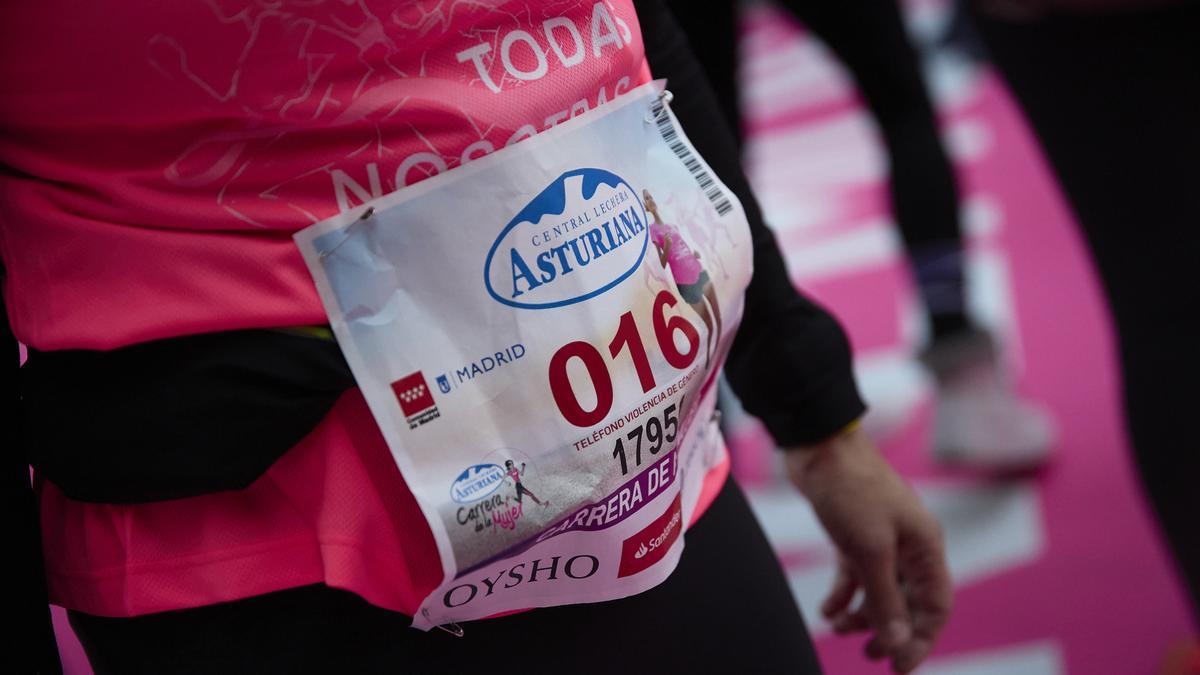 Una las corredoras de la XVIII Carrera de la Mujer lleva un dorsal con el número 016.