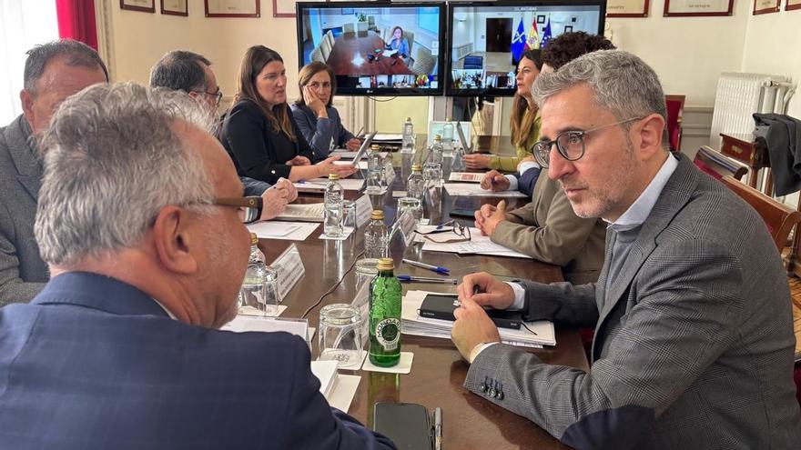 Foto: El ministro de Política Territorial y Memoria Democrática, Ángel Víctor Torres, se reúne de manera telemática con los delegados del Gobierno. | Vídeo: El ministro Ángel Víctor Torres anuncia que padece cáncer.