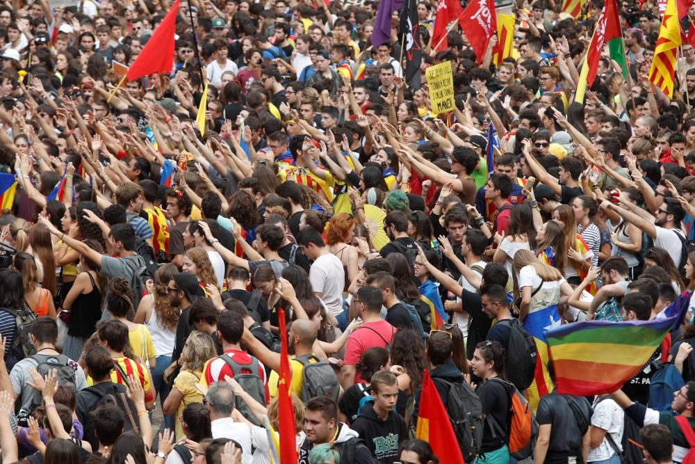 Cientos de estudiantes protestan en Barcelona ...