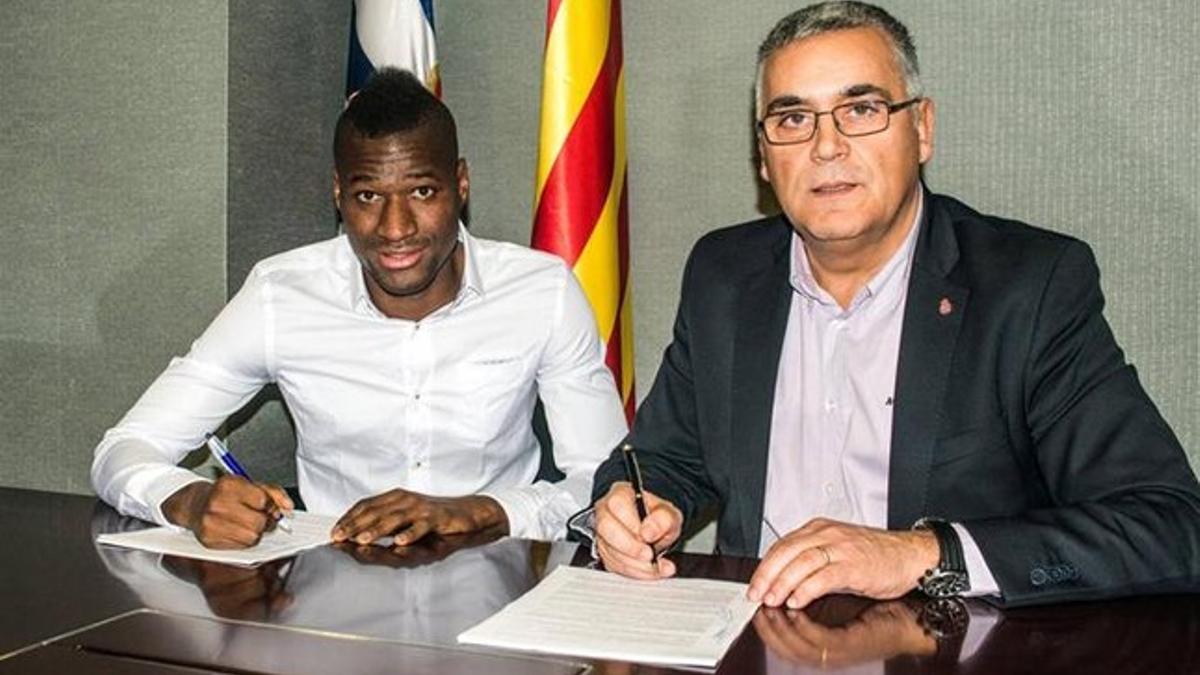 Mamadou y el presidente, Joan Collet, firmando la renovación