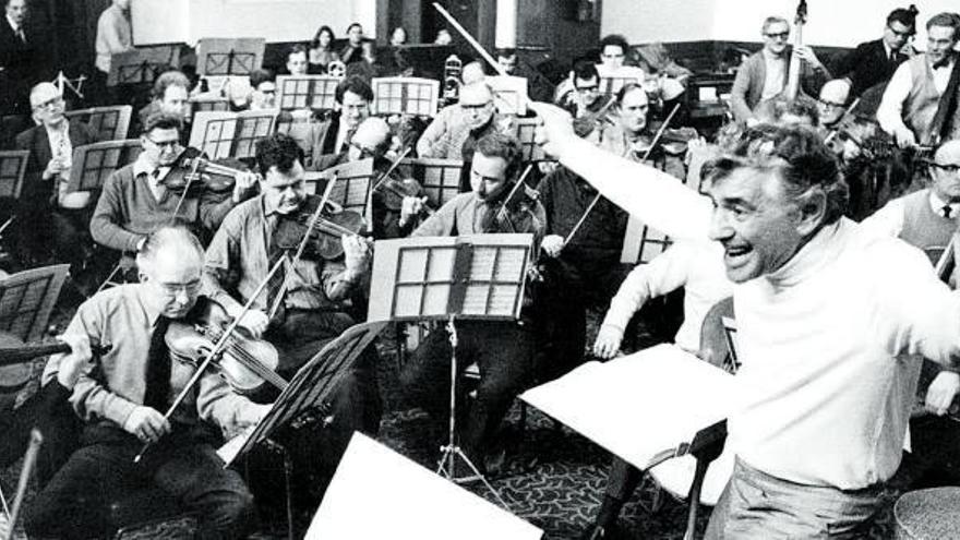 Leonard Bernstein dirige a la London Symphony Orchestra en la capital británica. | IAN SHOWELL