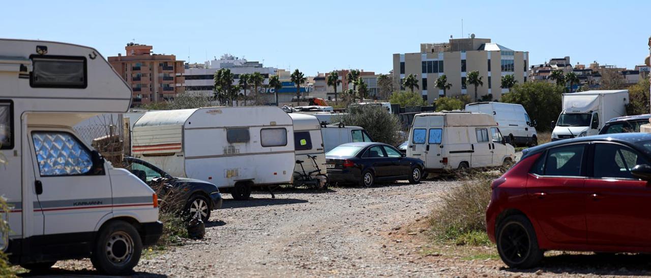 Caravanas en el aparcamiento de sa Joveria de Ibiza