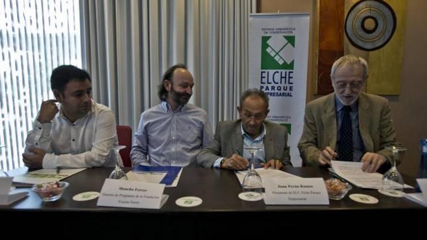 Daniel Rubio, Moncho Ferrer, Juan Perán y Jordi Folgado en la firma del convenio para combatir la pobreza en la India .