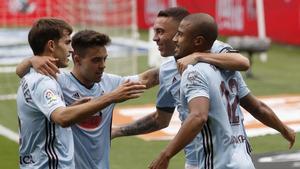 Denis Suárez, Fran Beltrán y Iago Aspas se abraza con Rafinha (derecha) tras uno de sus dos goles al Alavés en Balaídos.