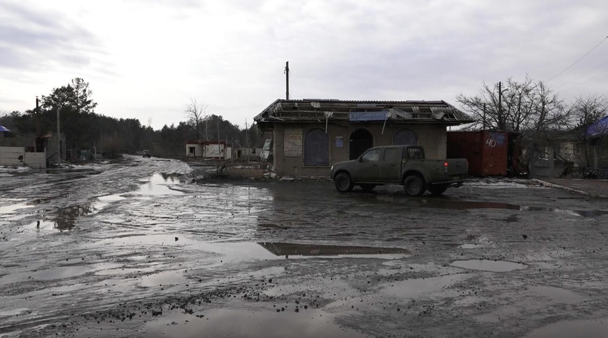 Un vehículo militar circula por las calles de Yatskivka, ya sin rastro de civiles.