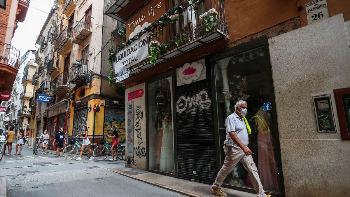 Horario de los comercios en València: las tiendas del centro deciden abrir al mediodía ante las nuevas restricciones.