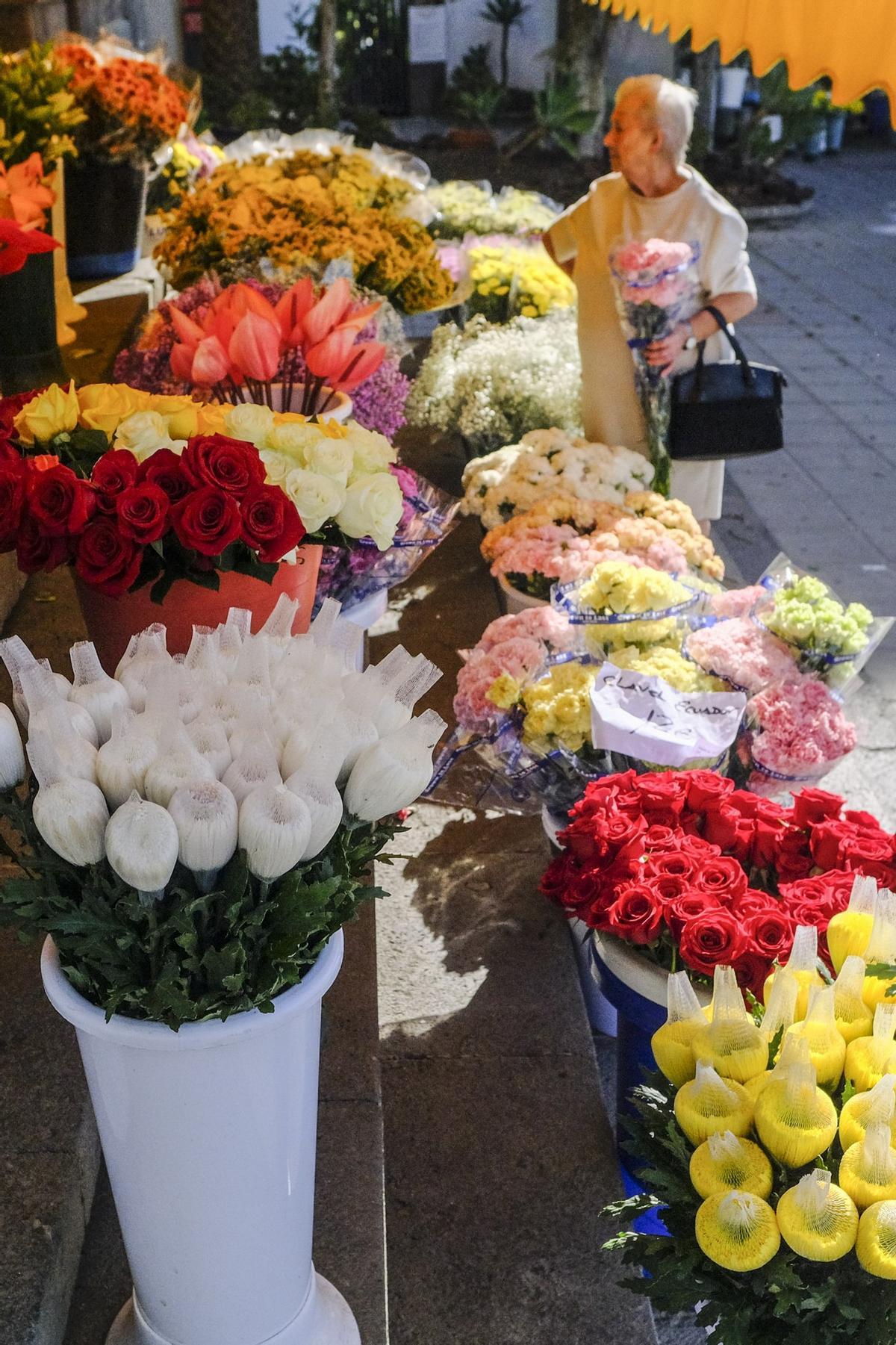 Puestos de flores en el cementerio de  San Lázaro