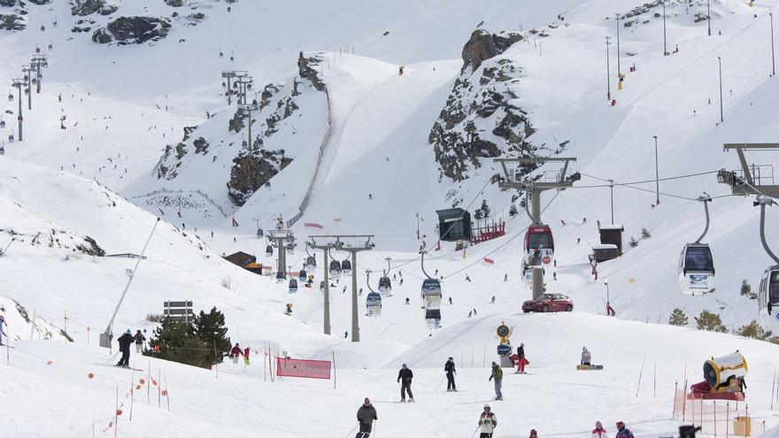 La Comunidad organiza ocho viajes de esquí a Sierra Nevada para jóvenes de la Región