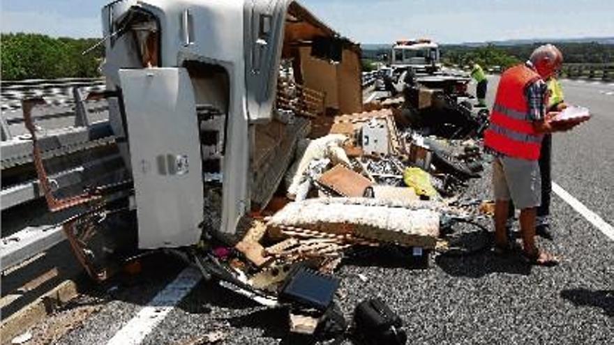 Bolca una caravana a l&#039;AP-7 a Sant Julià i fa tallar 2 carrils