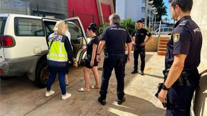 Una de las detenidas ayer por la brutal paliza a un alumno del instituto.