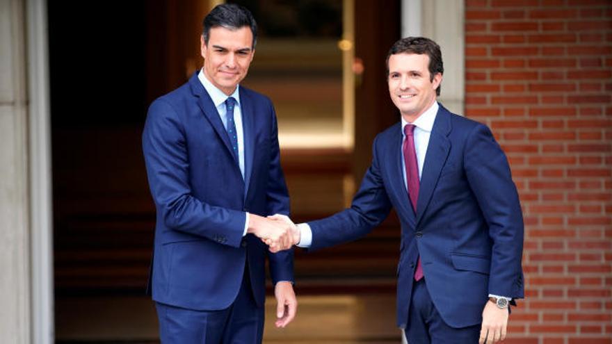 Sánchez recibe a Casado en La Moncloa con un apretón de manos