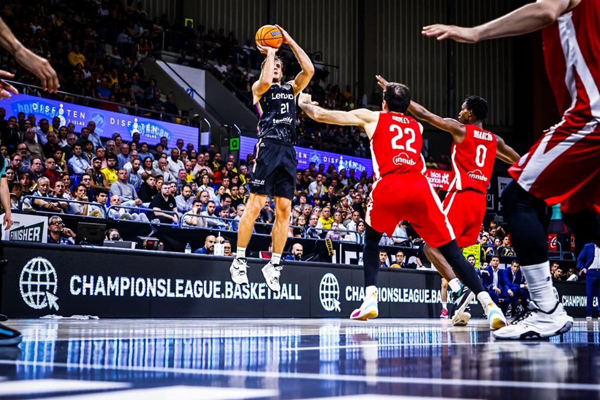 Abromaitis lanza un triple durante el tercer partido de cuartos entre el Lenovo y el Manresa.