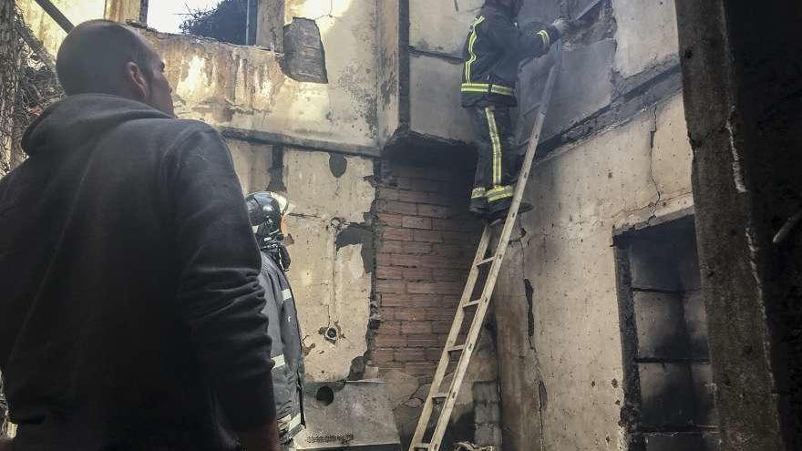 Bomberos de Benavente interviniendo en un incendio en La Torre del Valle.