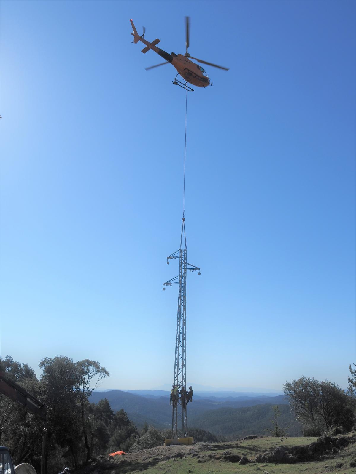 Instal·lació de les torres amb helicòpter