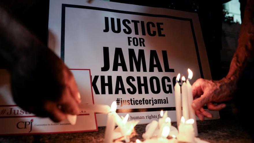Activistas piden justicia por el asesinato de Khassoghi.