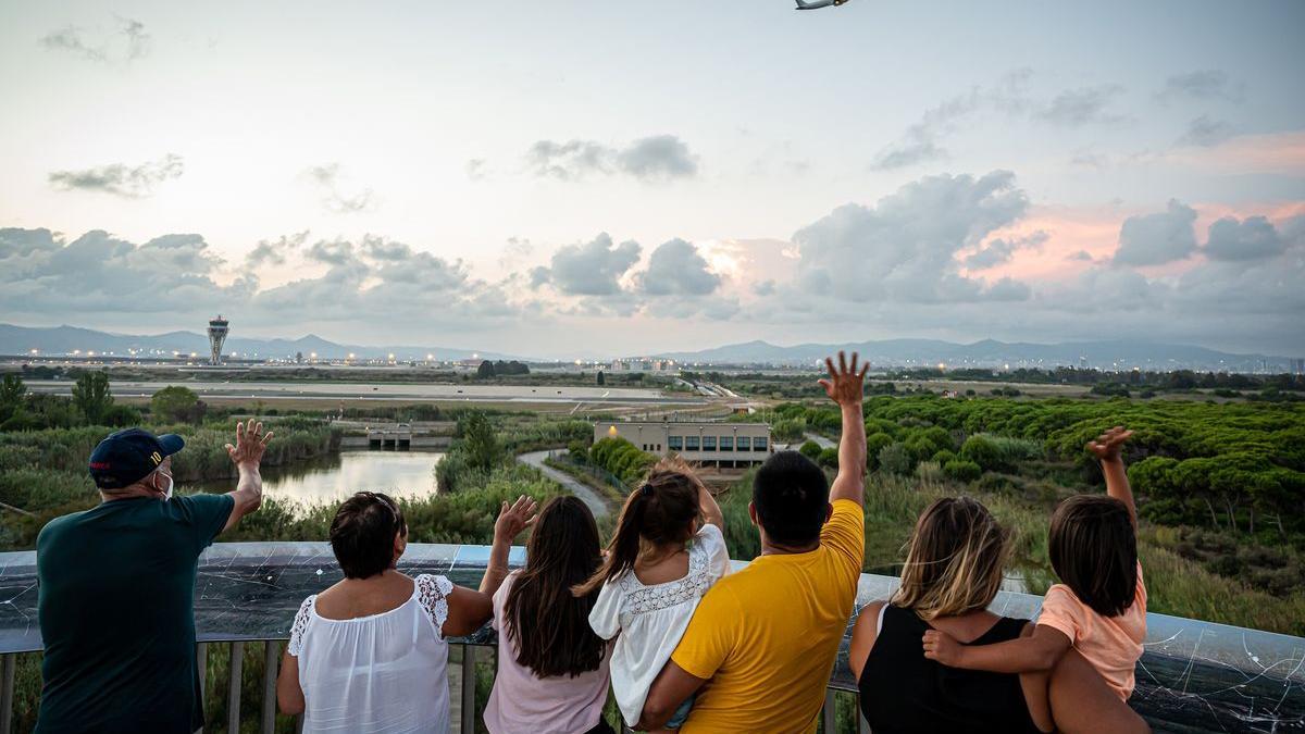 Una família acomiada un avió a l&#039;aeroport de Barcelona