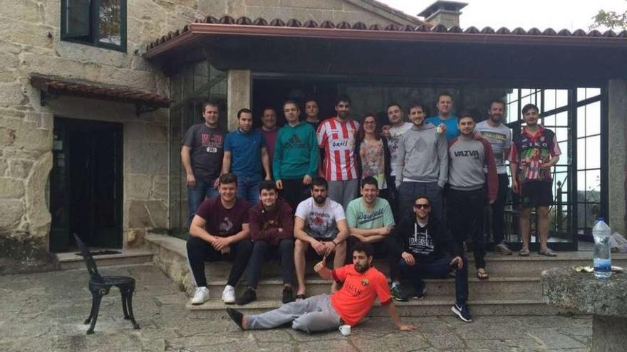 El equipo sénior masculino, de convivencia en Bueu | La práctica totalidad de la plantilla del Embutidos Lalinense Balonmán Lalín disfruta desde el viernes de un fin de semana de relax en una casa de turismo rural del municipio morracense de Bueu. Los integrantes del plantel, así como el cuerpo técnico rojinegro tienen previsto compartir unos días de convivencia donde se llevarán a cabo sesiones de juegos tradicionales, así como escapadas a concellos limítrofes de la Ría de Pontevedra. El objetivo es despedir oficialmente la temporada celebrando unas jornadas de convivencia antes de las vacaciones de verano.