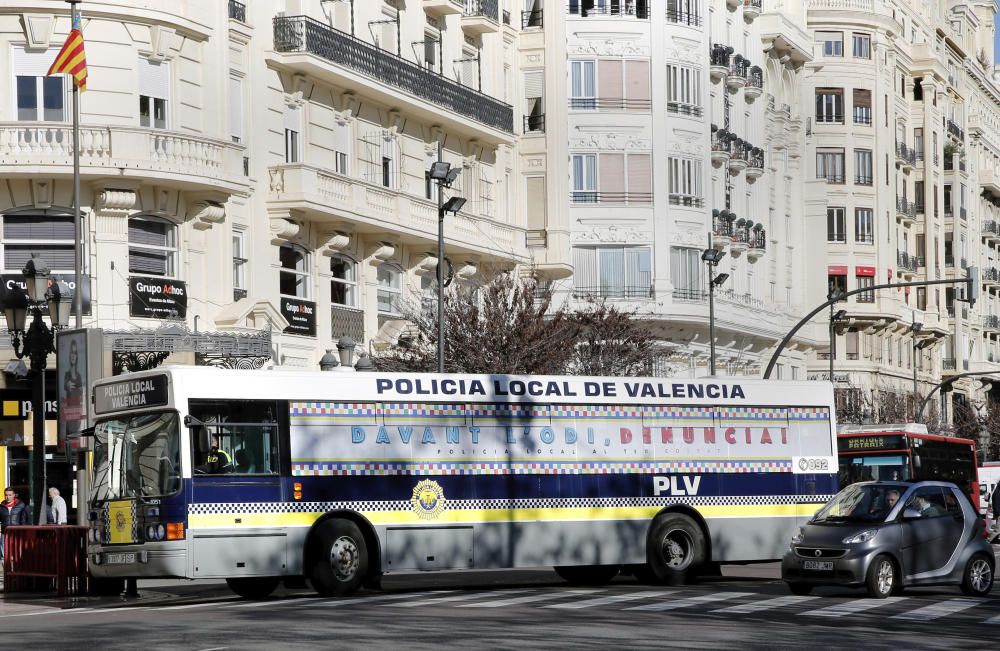 El autobús de la Policía Local de València contra el de Hazte Oír