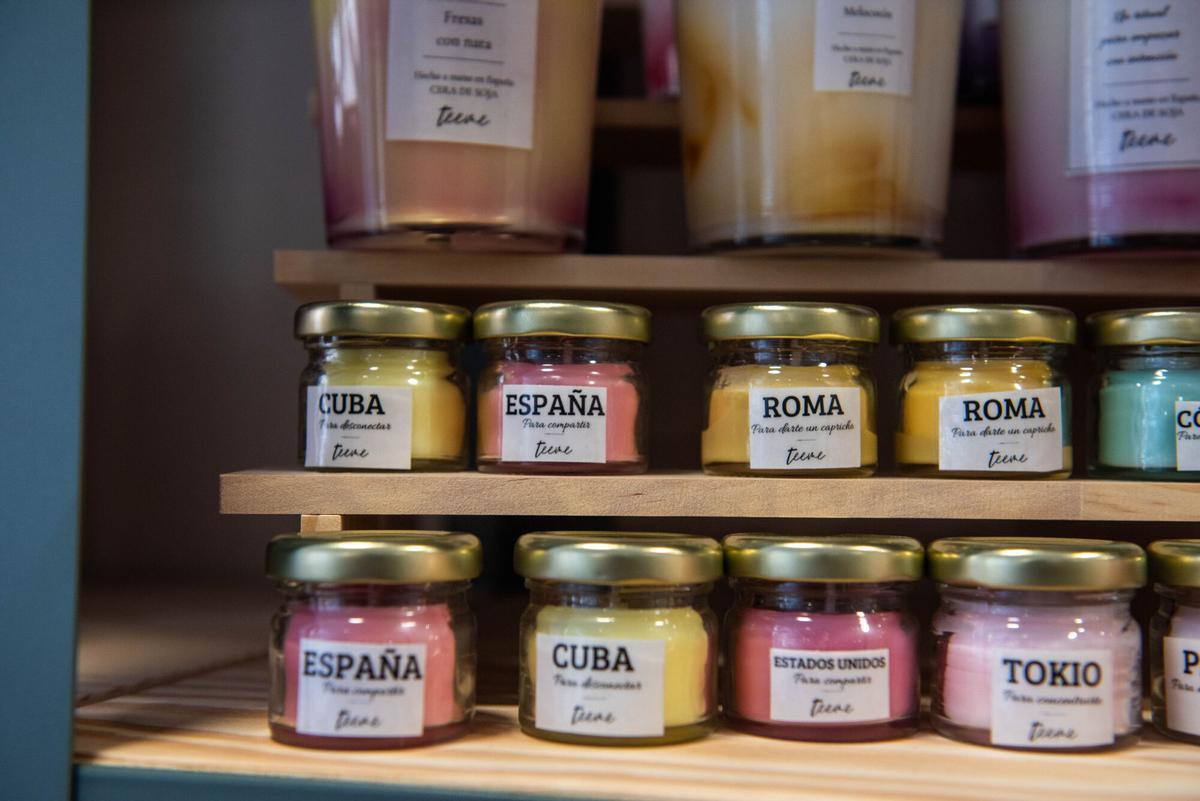 Las velas inspiradas en ciudades y países que Lía Gimeno comercializa en su local.