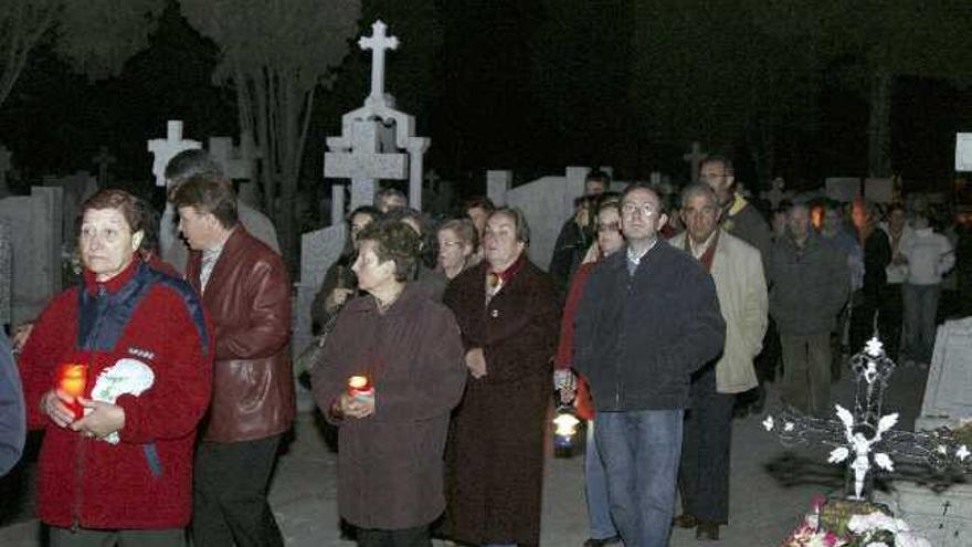 Un momento de la procesión de las Animas de San Atilano, ayer en el cementerio de la capital