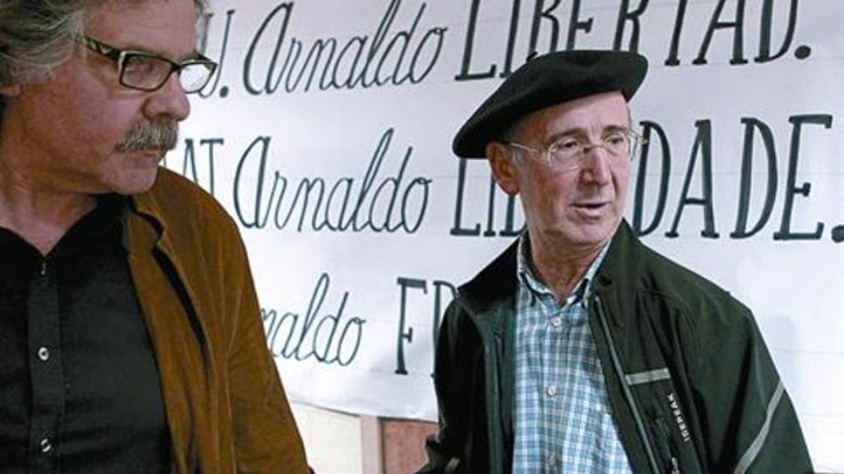 El diputado de ERC Joan Tardà y el dirigente de la izquierda aberzale Tasio Erkizia, ayer en San Sebastián.