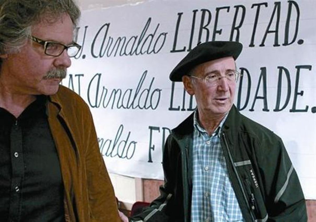 El diputat d’ERC Joan Tardà i el dirigent de l’esquerra abertzale Tasio Erkizia, ahir a Sant Sebastià. El diputat d’ERC Joan Tardà i el dirigent de l’esquerra abertzale Tasio Erkizia, ahir a Sant Sebastià.