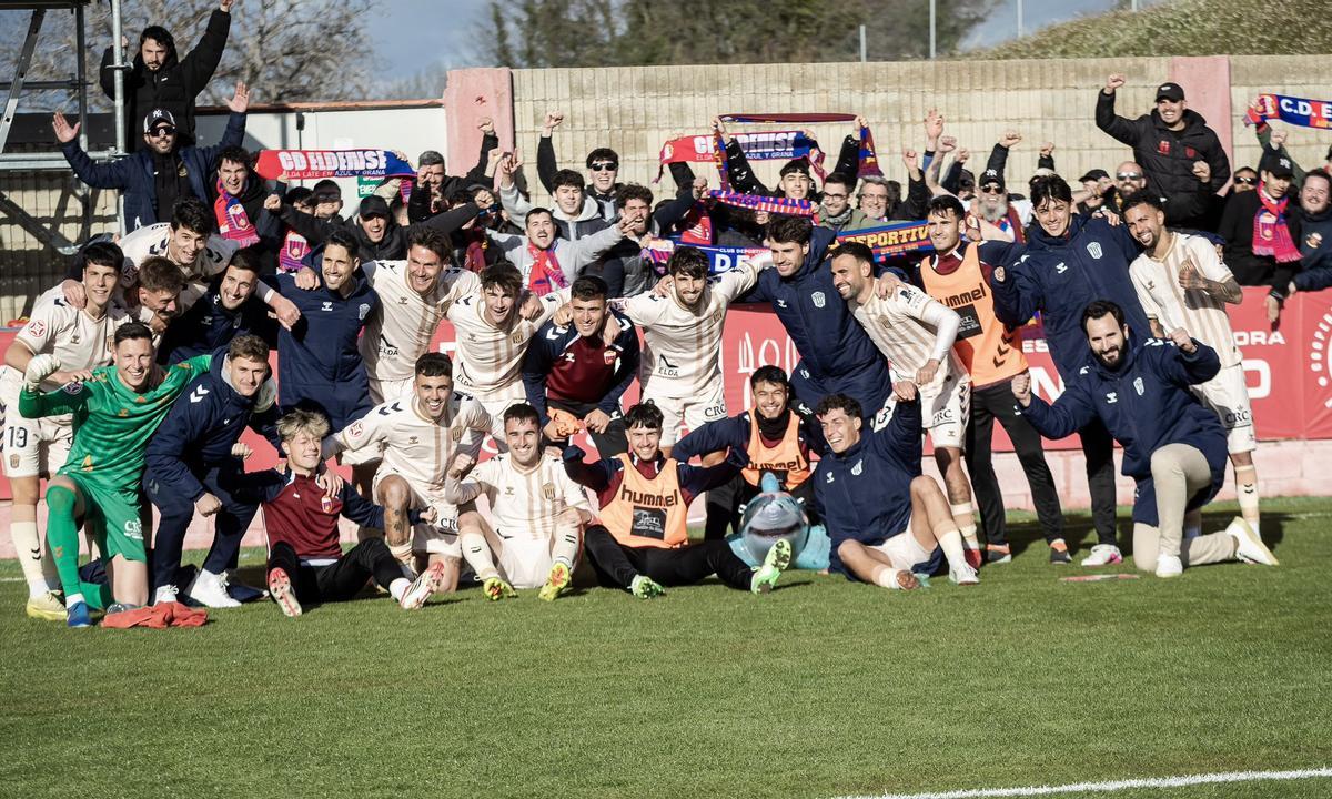 La plantilla del Eldense celebra la victoria con los aficionados desplazados a Tarazona.