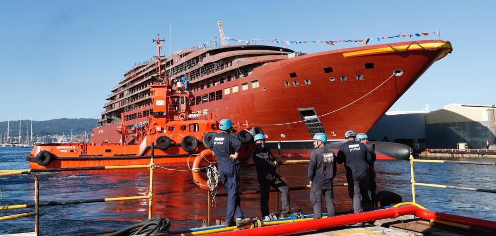 La botadura del crucero de "ultralujo" // J. Lores