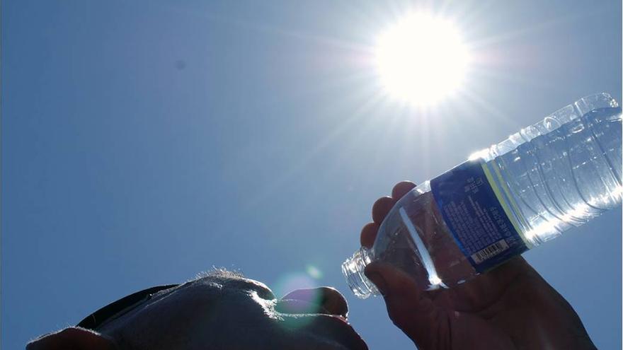 Despedido tras pedir una botella de agua en plena ola de calor en Canarias