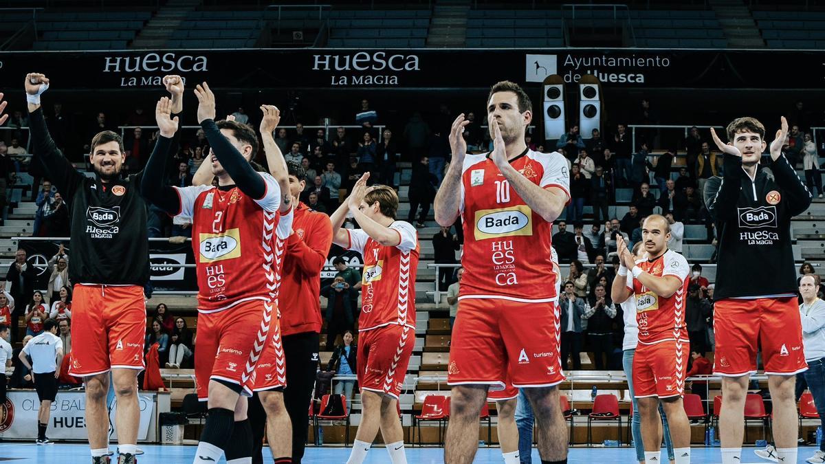 Los jugadores del Bada celebran una victoria en el Palacio de los Deportes.
