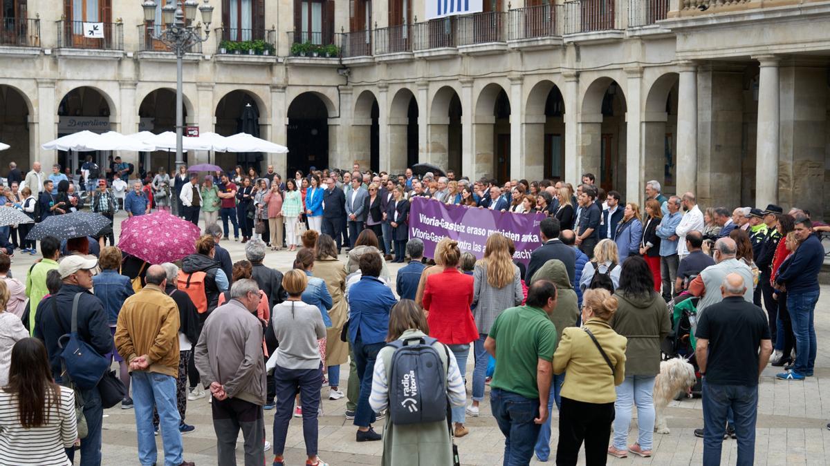 Concentración Ayuntamiento Vitoria en repulsa al asesinato machista de una mujer en Vitoria.