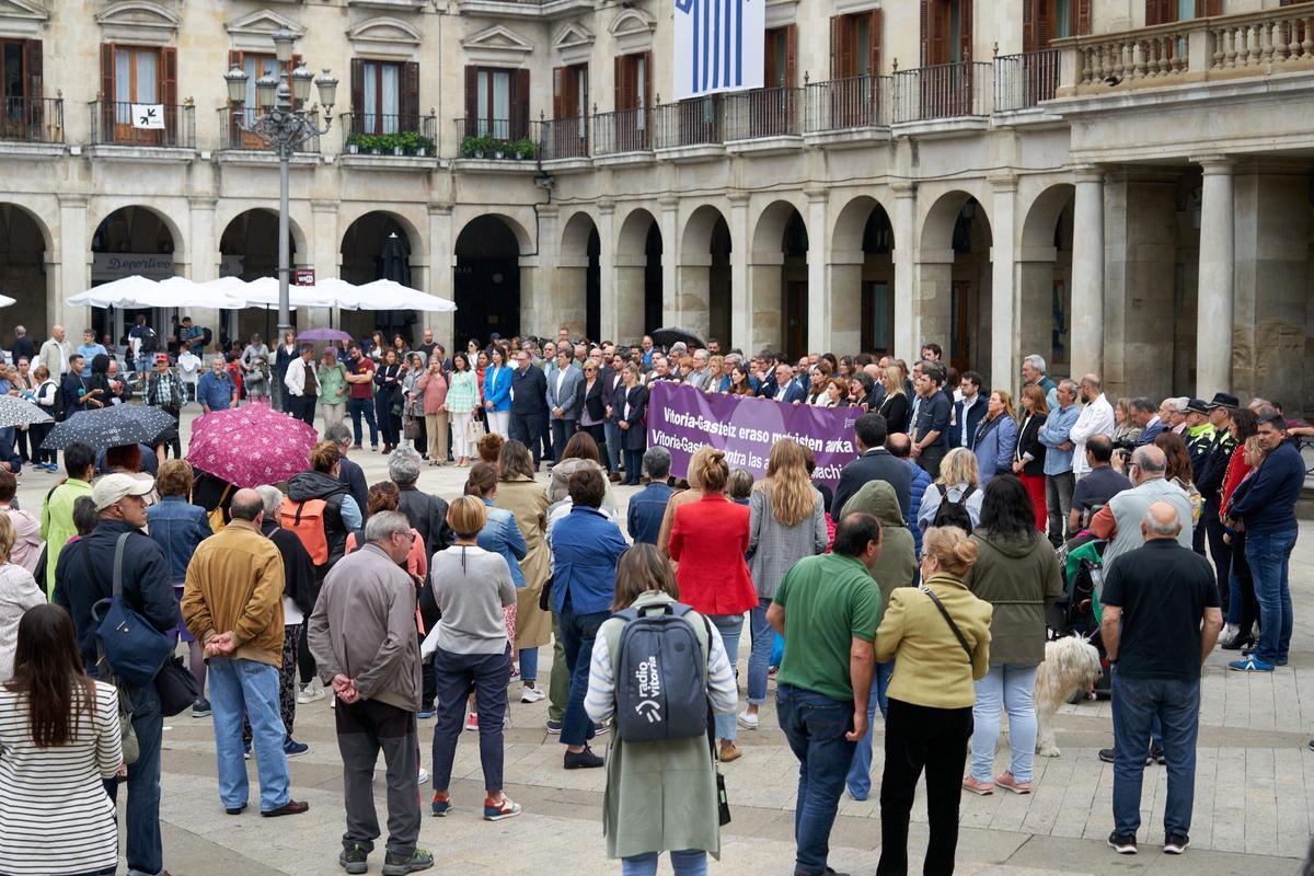 Concentración Ayuntamiento Vitoria en repulsa al asesinato machista de una mujer en Vitoria.
