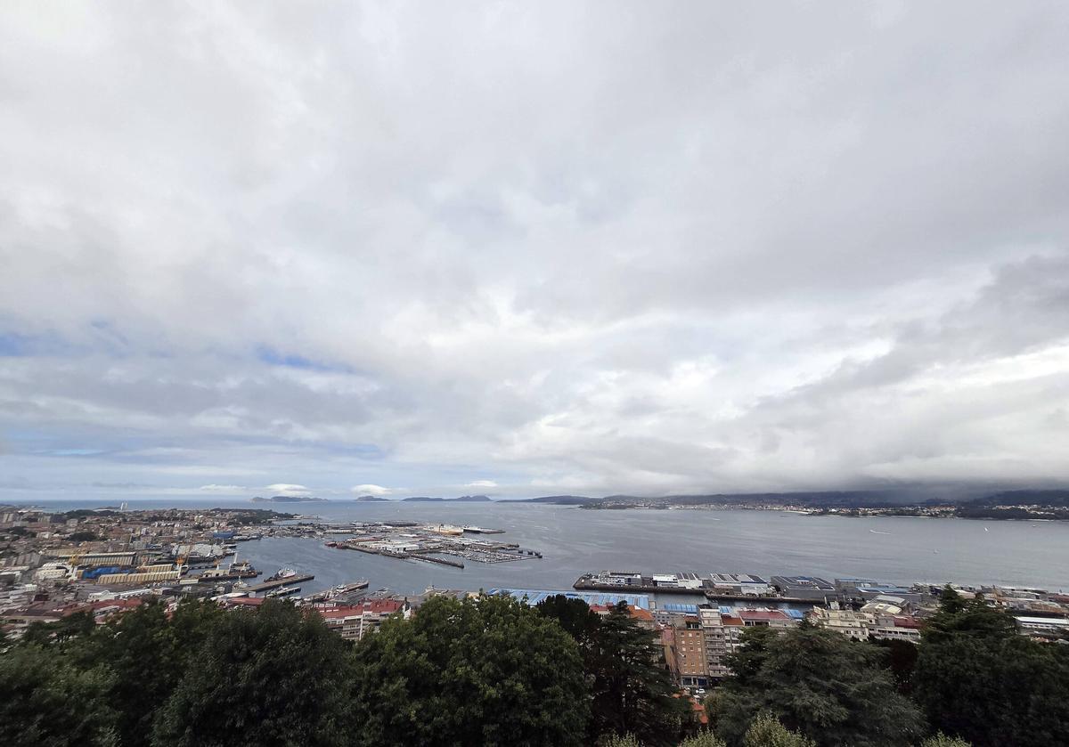 Vigo (Monte de O Castro). Día nublado o con nubes en la Ría de Vigo