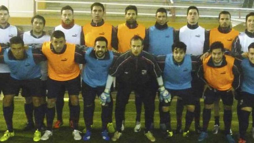 Los jugadores de la selección regional de Castilla y León de UEFA posan para las cámaras.