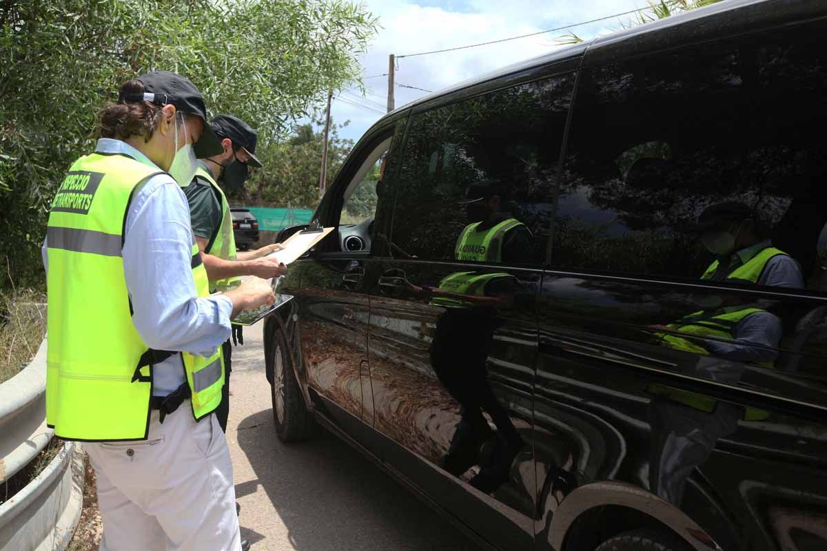 Macrodispositivo policial contra los taxis pirata en Ibiza