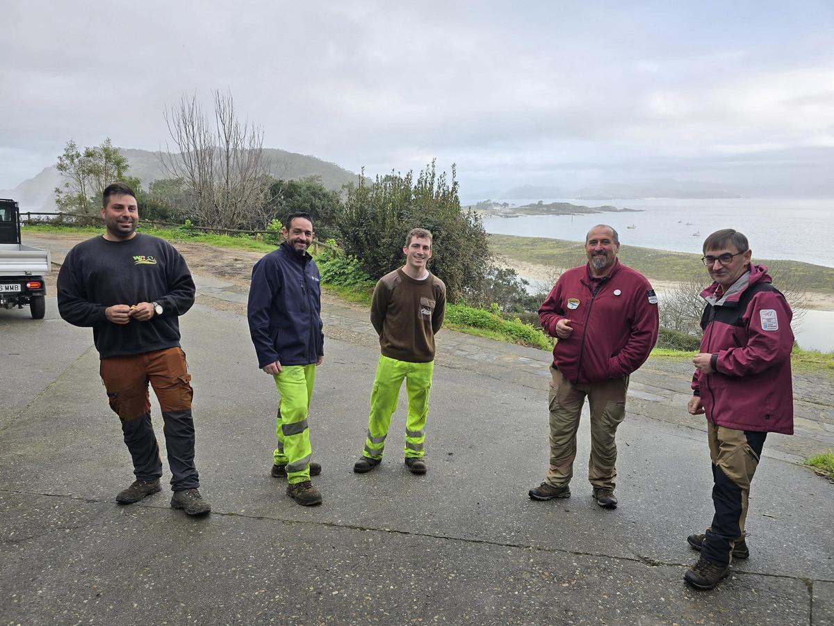 Tony (mecánico), tabajadores de Tragsa, y los agentes forestales Emilio Alonso y Gonzalo Gamallo