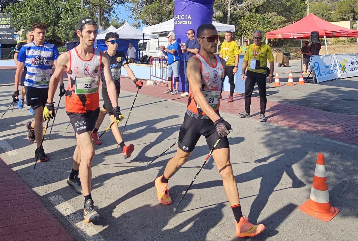 Ramón Álvarez, liderando la prueba desde la primera vuelta junto a su compañero de club Jordi Moreno.
