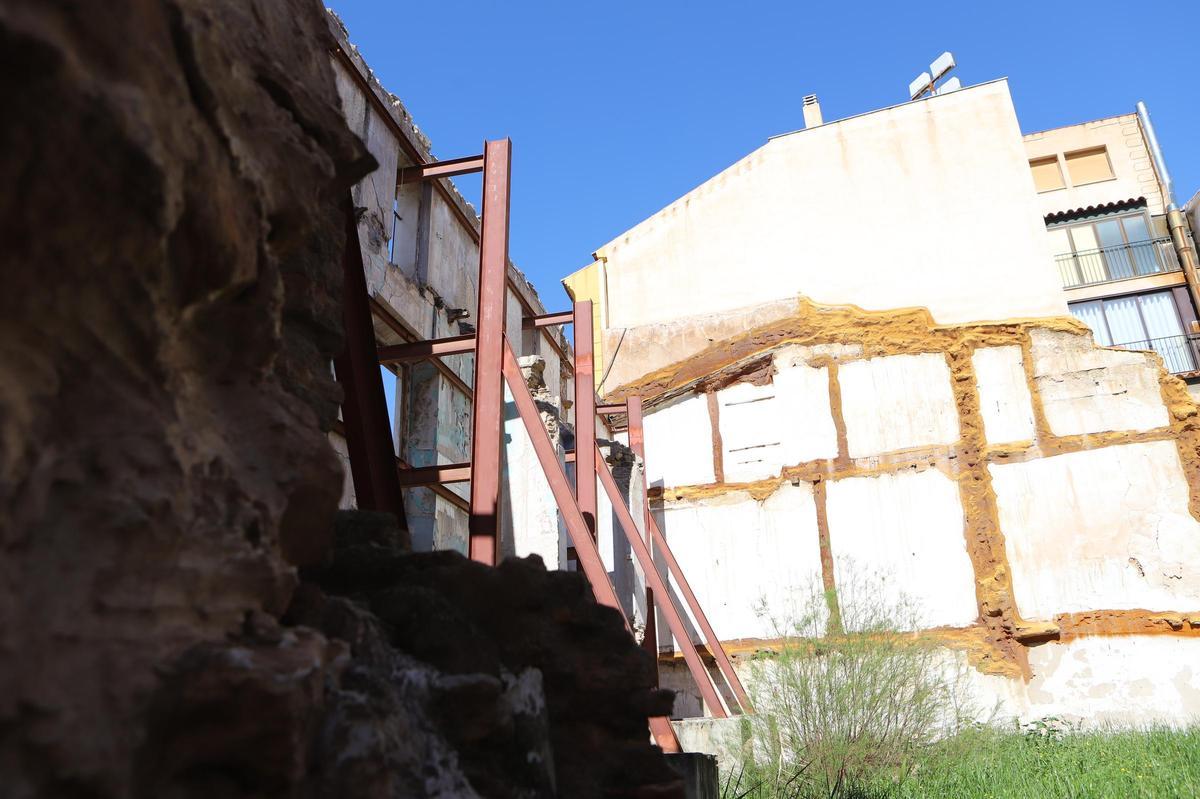 Fachada 'apeada' del solar, que será conservada.