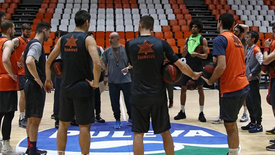 Jaume Ponsarnau, con la plantilla taronja en un entrenamiento