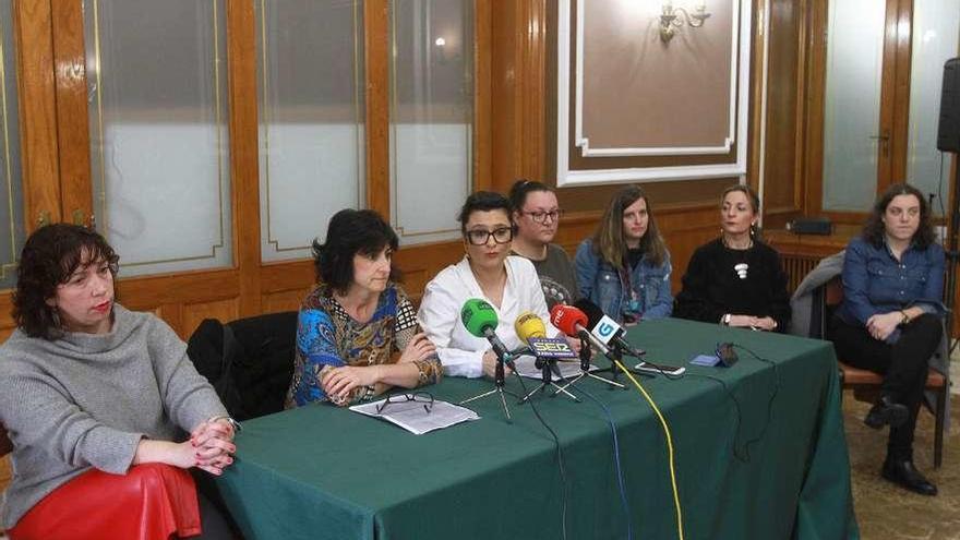 Laura Seara y Victoria Diéguez, en el centro, con otros miembros de Ni un paso atrás Ourense. // Iñaki Osorio