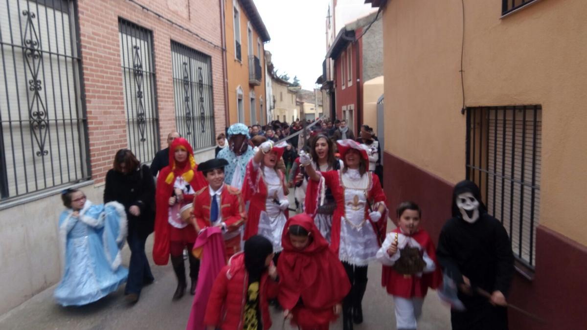 Momento de un desfile de carnaval en Villalpando.