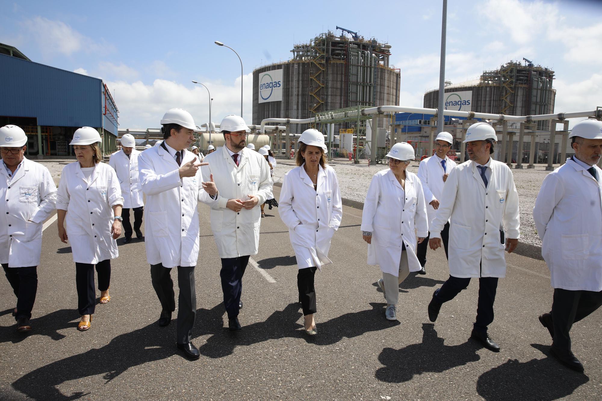 Teresa Ribera visita la planta regasificadora de El Musel