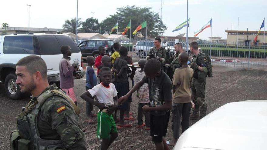 Militares españoles de la misión de ayuda a la República Centroafricana, con unos chicos.