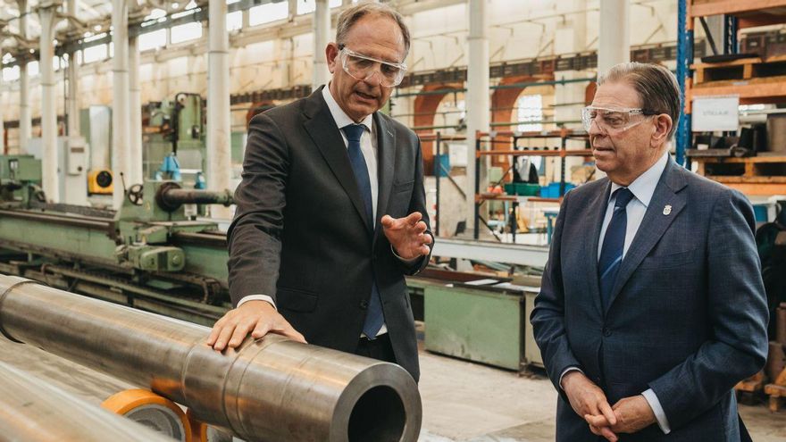 El director de la planta de Trubia, Raúl Marcos, muestra un cañón al alcalde de Oviedo, Alfredo Canteli, durante una visita el pasado día 21. | GDELS-SBS