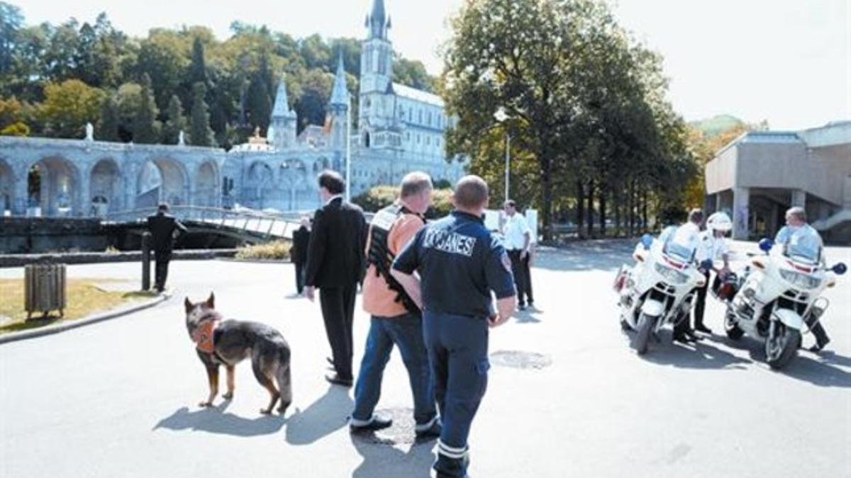 Policías y expertos en explosivos en el santuario de Lourdes una vez evacuado por la amenaza de bomba, ayer.