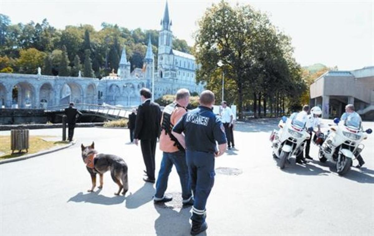 Policies i experts en explosius al santuari de Lourdes una vegada evacuat per l’amenaça de bomba, ahir.