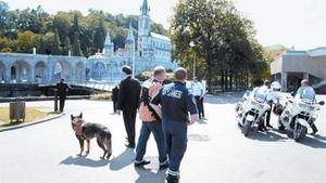 Policies i experts en explosius al santuari de Lourdes una vegada evacuat per l’amenaça de bomba, ahir.