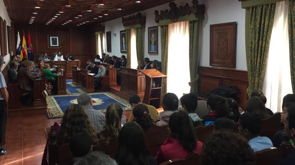 Cinco escolares del Padre Collado leen el Manifiesto por la Paz en el pleno
