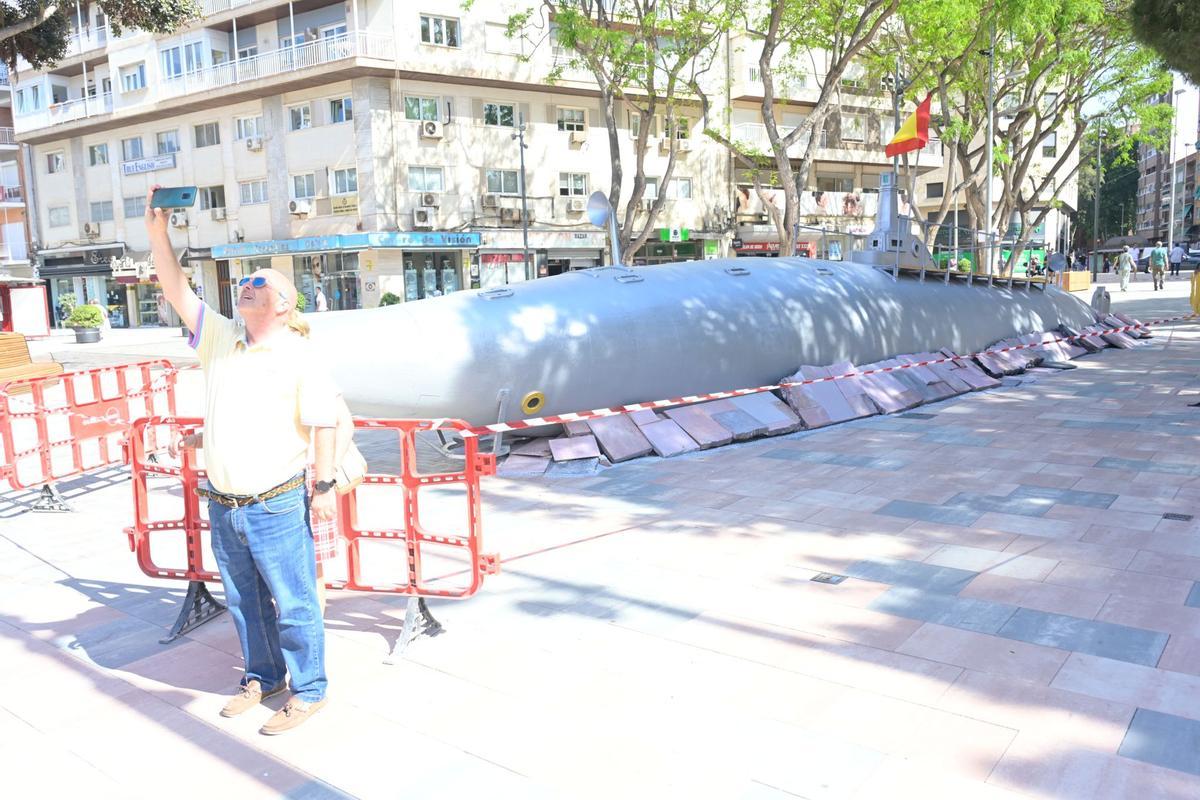 Muchos no han querido dejar la oportunidad de hacerse un selfie con la réplica.